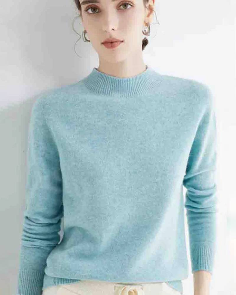 Classic round-neck wool jumper in 100 % merino, finely ribbed trims, relaxed fit—versatile everyday layer for her.