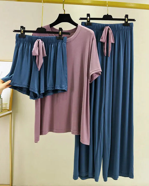 This women'Silky modal short-sleeved three-piece pajama set includes a loose-fitting crew neck top, a pair of trousers, and a matching pair of shorts. Breathable and comfortable, it's ideal for summer loungewear.