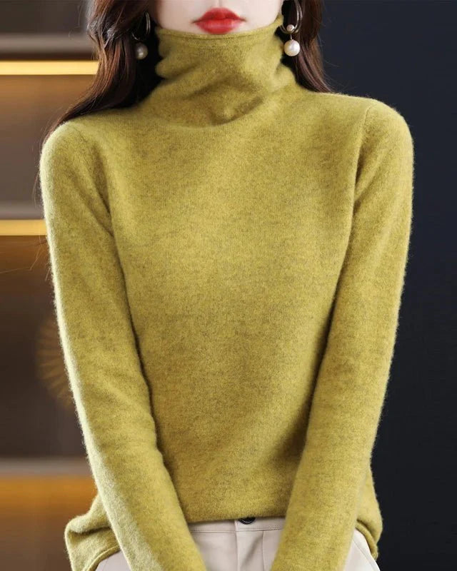 Women’s winter high-neck knitted wool pullover in soft cloud-white, dense ribbed collar and relaxed long sleeves—cozy thermal layer for snowy commutes, cabin weekends or holiday-market strolls.