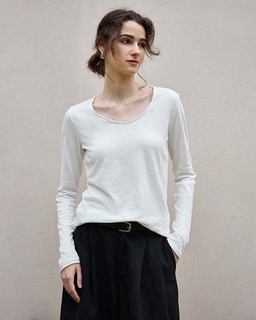 Elevate your wardrobe with our effortless long sleeve knit top. Soft, lightweight and endlessly versatile, it’s perfect for layering and everyday styling. 