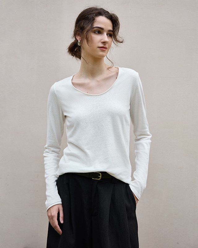 Elevate your wardrobe with our effortless long sleeve knit top. Soft, lightweight and endlessly versatile, it’s perfect for layering and everyday styling. 