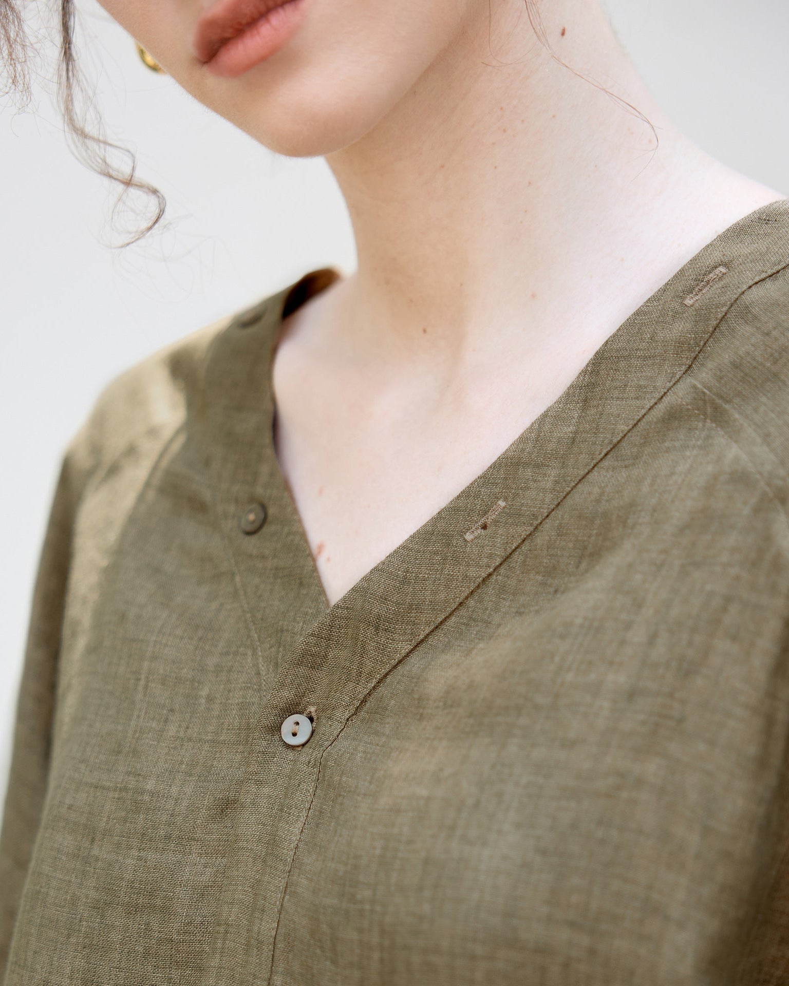Linen V-Neck Long-Sleeved Shirt