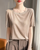 Of a solid color women's knitted t-shirt featuring a classic round neck, short sleeves, and a loose fit, made from high-quality worsted fabric for Spring and Summer.
