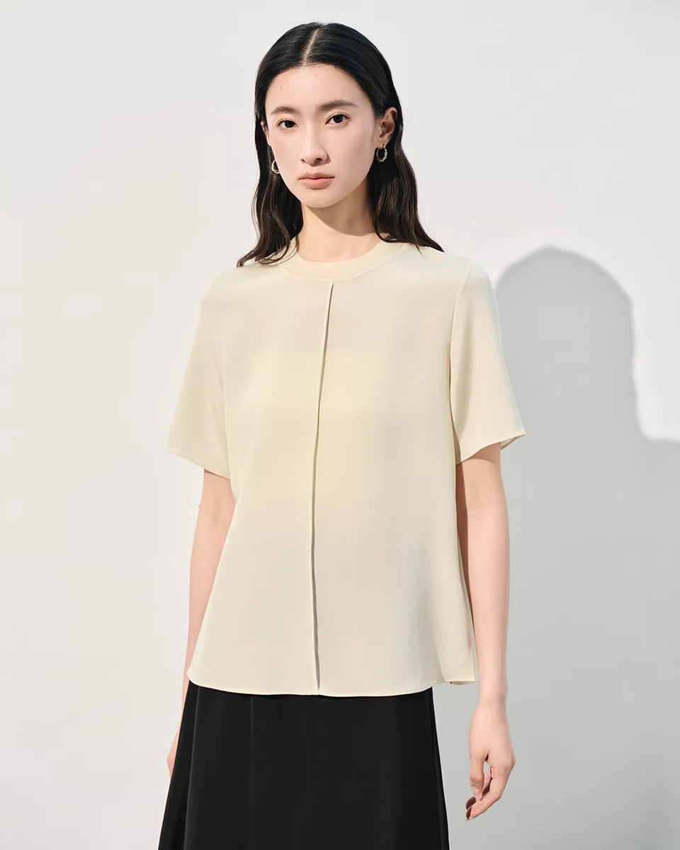 Luxurious and comfortable mulberry silk t-shirt for women. This pleated loose top combines a relaxed round neck cut with premium silk fabric, ideal for staying cool and stylish during hot weather or casual outings.