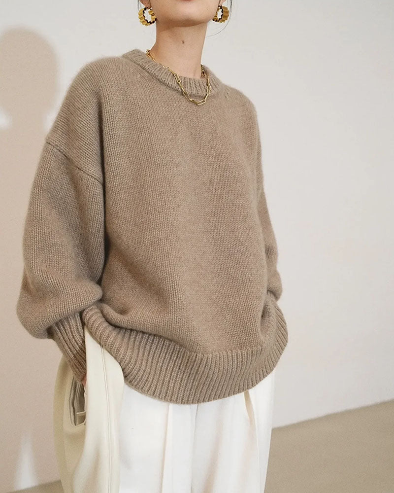 Woman brunching in a Round-Neck 100 % Cashmere Sweater, 19-micron Mongolian fibers and relaxed drop-shoulders give luxe polish—your breathable 60-75 °F spring-fall staple.
