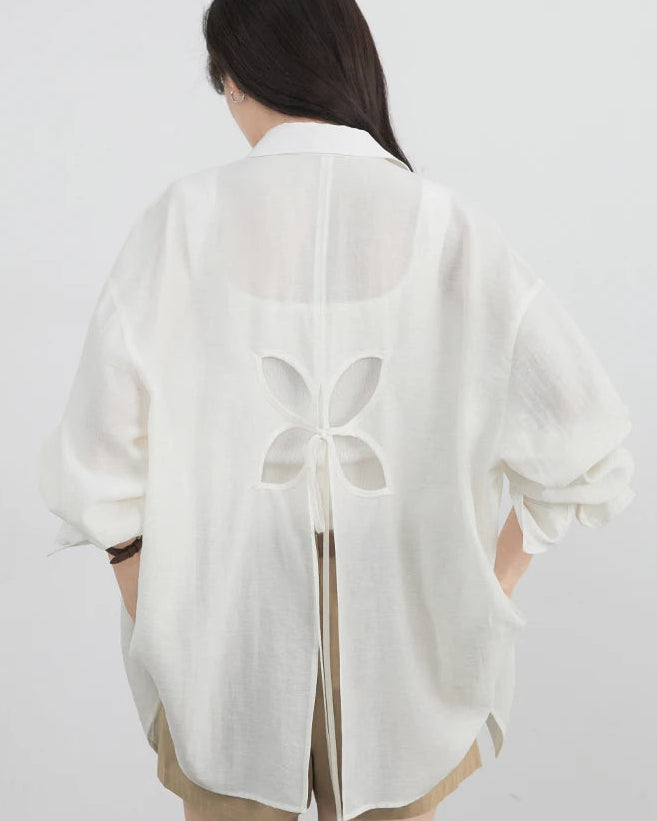 Loose-Fitting Long-Sleeved Shirt With Open Back