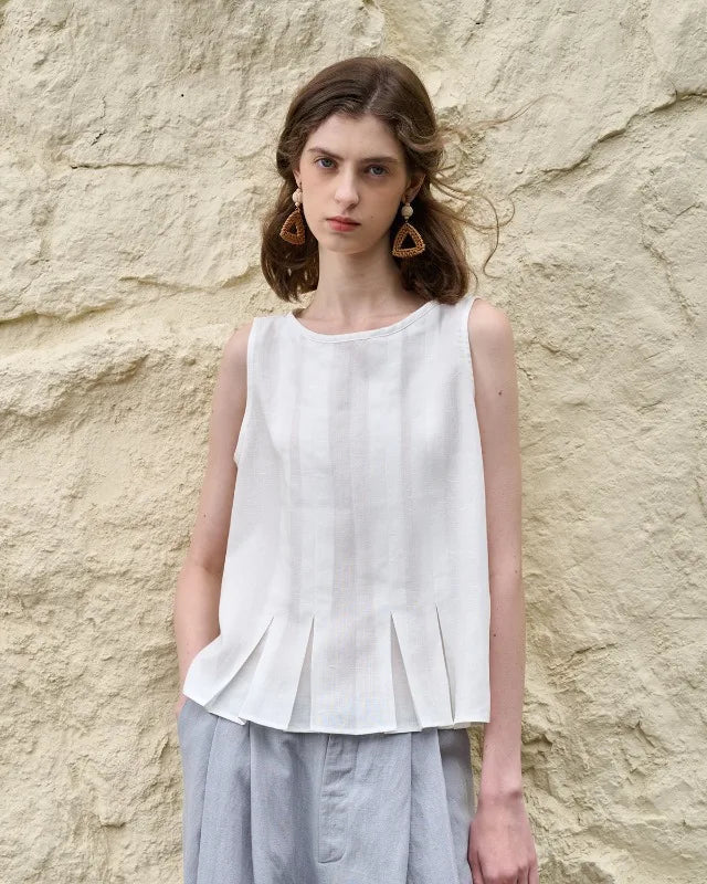 Breathable linen-lyocell sleeveless top with ruched detail.