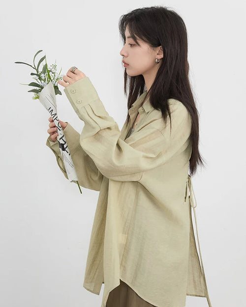 Loose-Fitting Long-Sleeved Shirt With Open Back