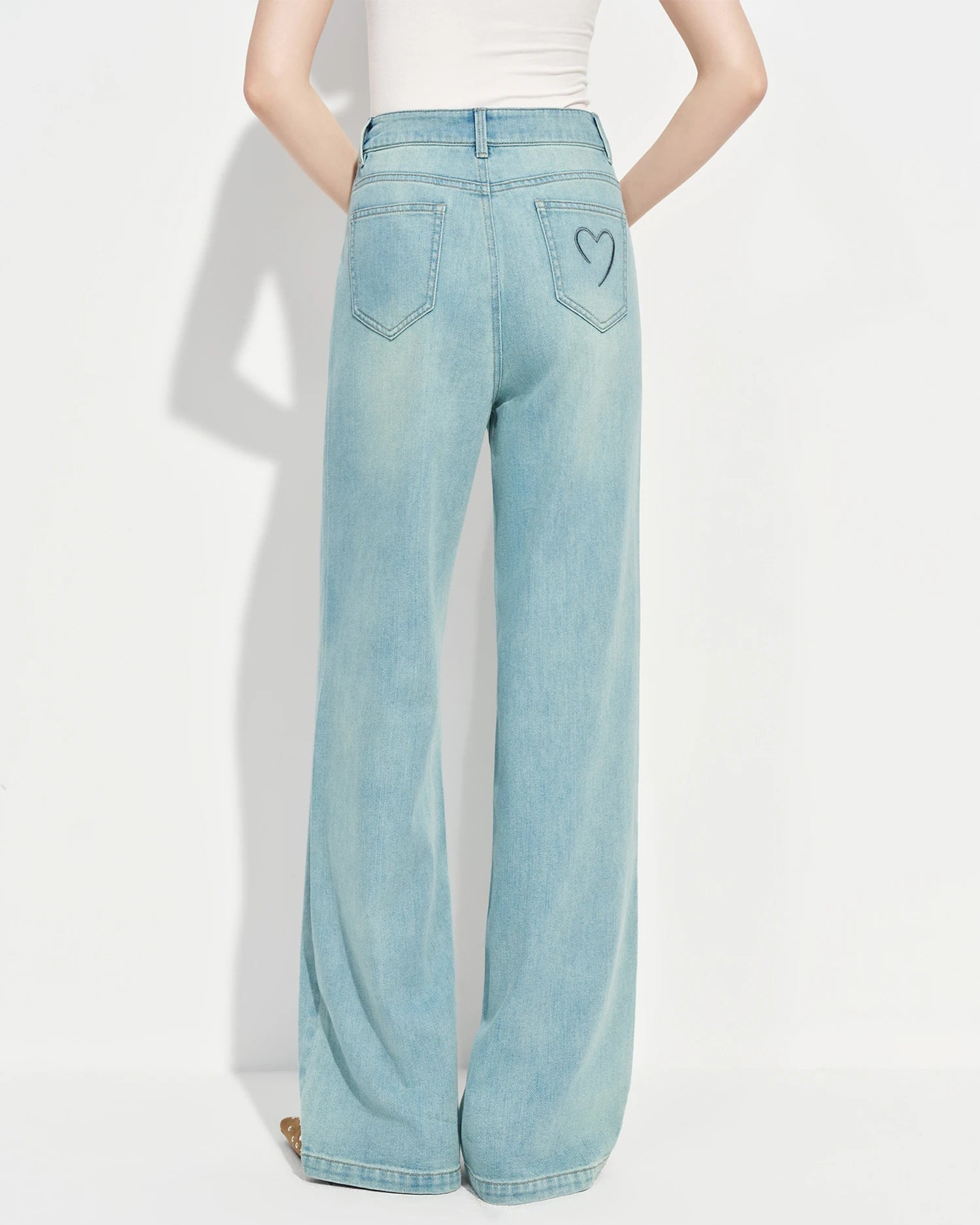 Loose-Fitting High-Waisted Straight-Leg Jeans