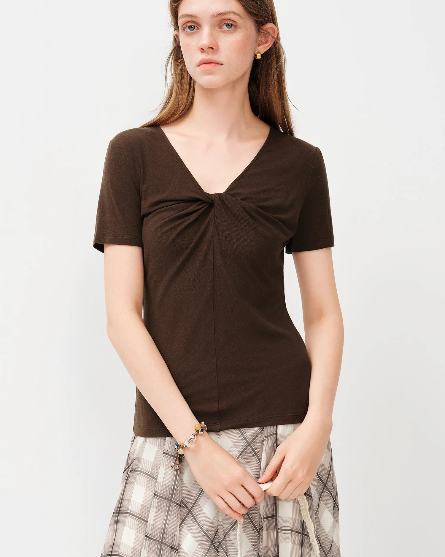 Effortlessly elegant V-neck knit top in Lyocell-silk blend. Slim fit, breathable, and softly structured — perfect for spring and summer styling.