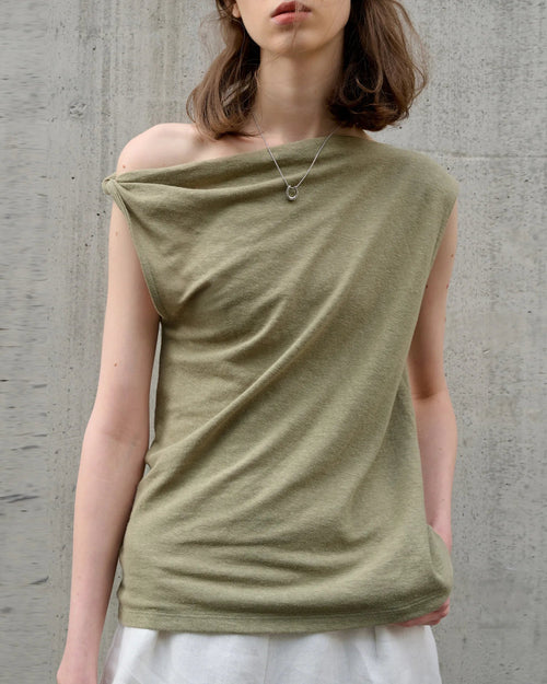 A trendy irregular one-shoulder sleeveless t-shirt featuring a unique asymmetric design. This casual summer top offers a comfortable cotton fit with a flattering silhouette, perfect for adding a touch of edgy style to your warm weather wardrobe.