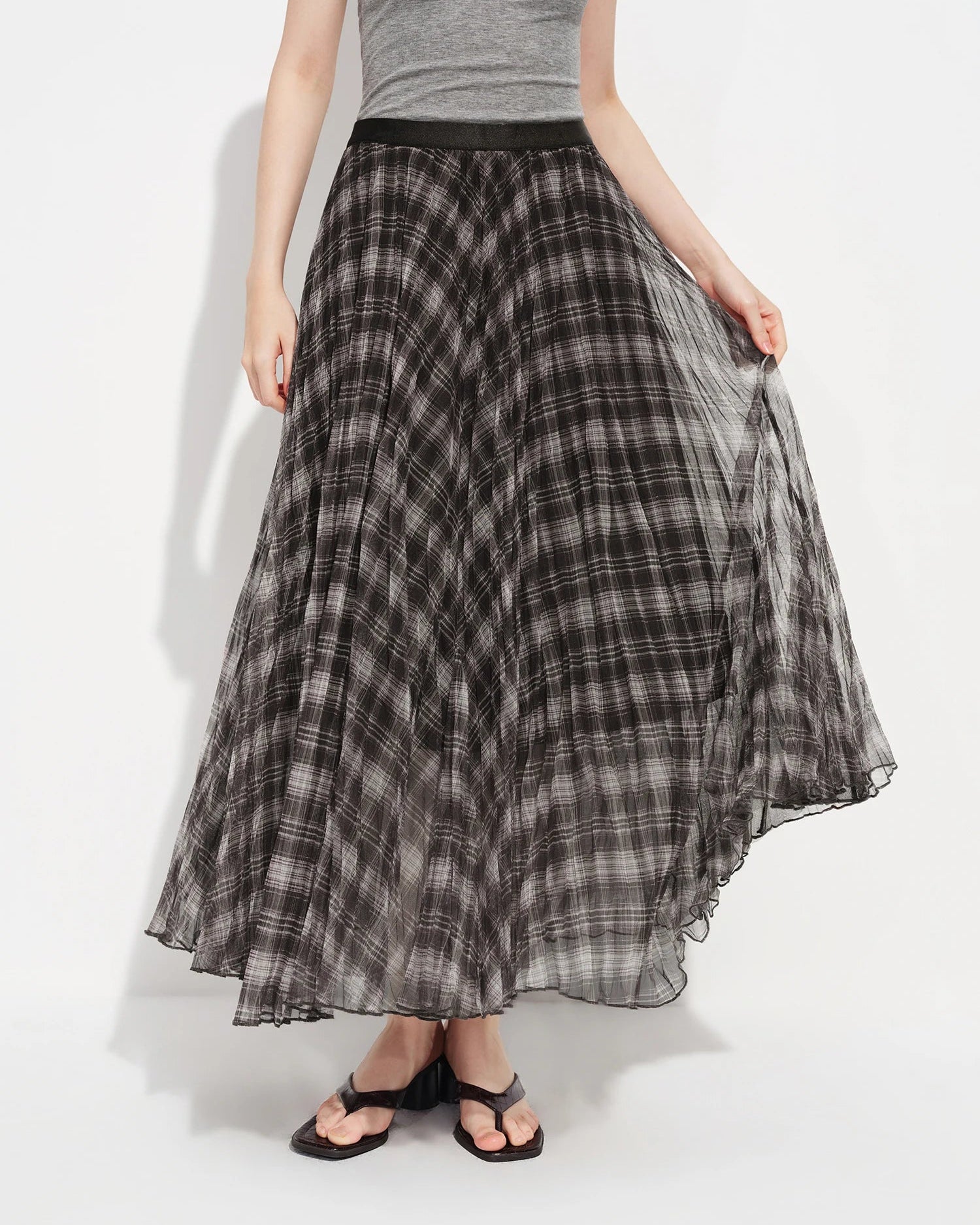Soft to the touch yet structured in silhouette, this vintage-inspired skirt offers the perfect balance between ease and elegance.