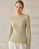 A slim-fit off-the-shoulder long-sleeved t-shirt crafted from a soft lyocell wool blend. This warm, stretchy top features a clean one-line collar, making it a perfect layering piece for autumn and winter.