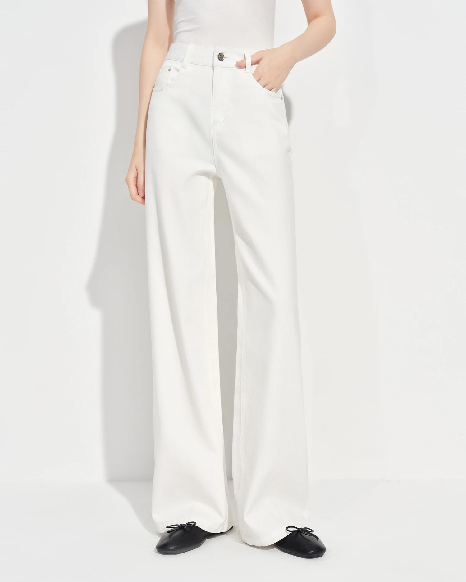 Loose-Fitting High-Waisted Straight-Leg Jeans