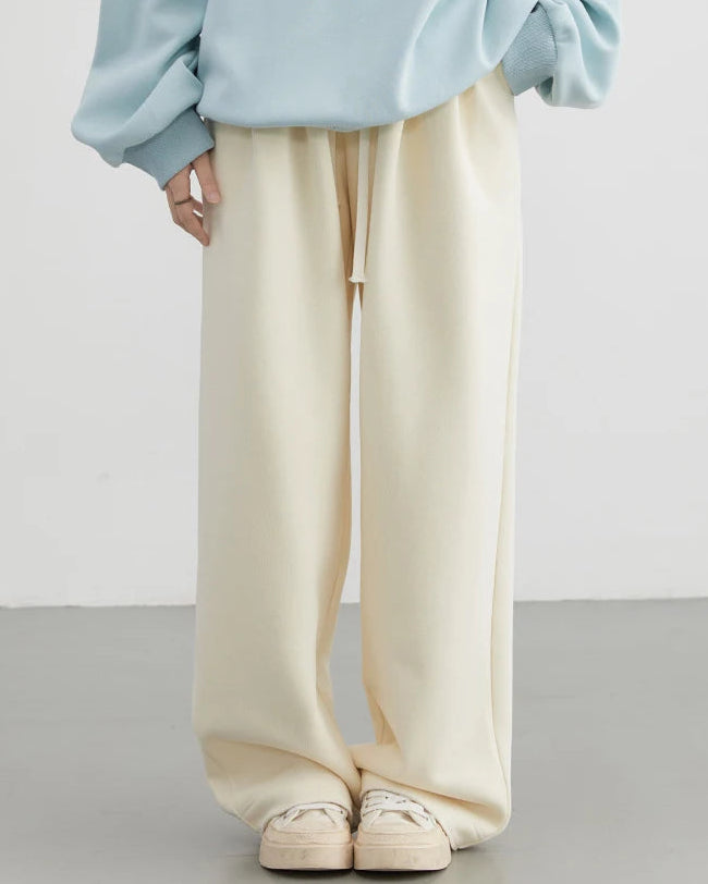These high-waisted drawstring wide-leg pants are made of a soft cotton blend fabric with pleats at the front and moderate stretch, making them perfect for creating a versatile office look or an autumn street style.