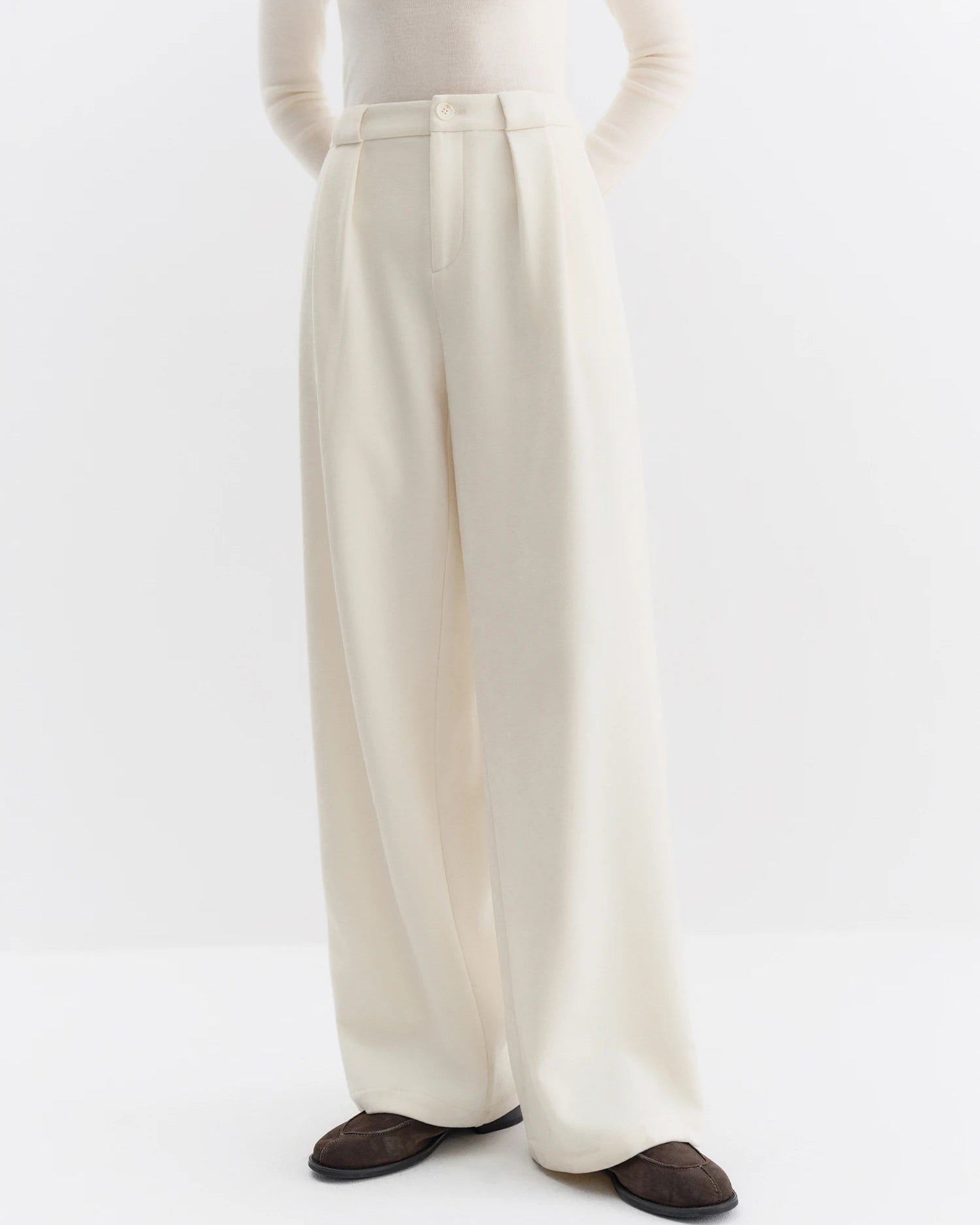 Women's high-waisted straight-leg knit pants with slight stretch and floor-length silhouette, delivering elegant slimming comfort for autumn and winter commuting or office wear.