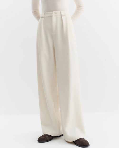Women's high-waisted straight-leg knit pants with slight stretch and floor-length silhouette, delivering elegant slimming comfort for autumn and winter commuting or office wear.