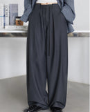 Loose wide-leg suit trousers in polyester-viscose blend with drawstring waist & pleated front. Polished office-ready drape for spring & autumn.