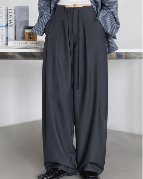 Loose wide-leg suit trousers in polyester-viscose blend with drawstring waist & pleated front. Polished office-ready drape for spring & autumn.