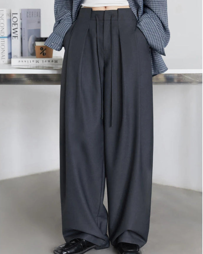 Loose wide-leg suit trousers in polyester-viscose blend with drawstring waist & pleated front. Polished office-ready drape for spring & autumn.