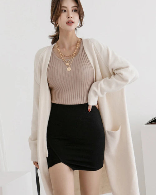 Oversized V-neck knit cardigan — a heavyweight open-front layer with raglan sleeves and deep pockets. Refined minimalism for every season.