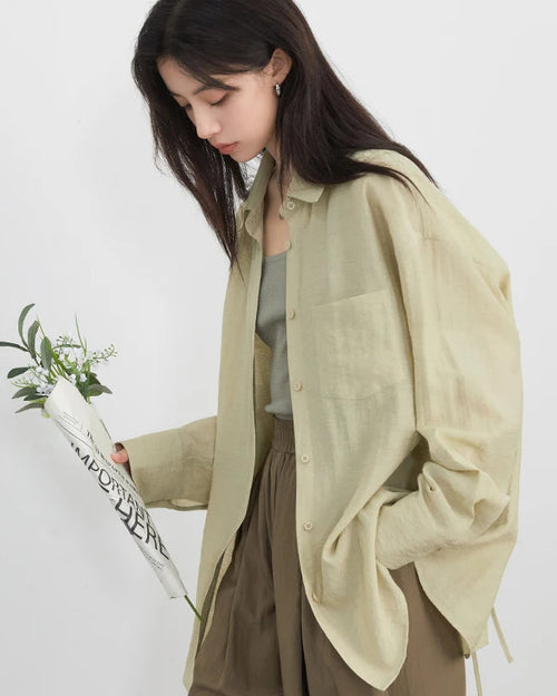 Loose-Fitting Long-Sleeved Shirt With Open Back