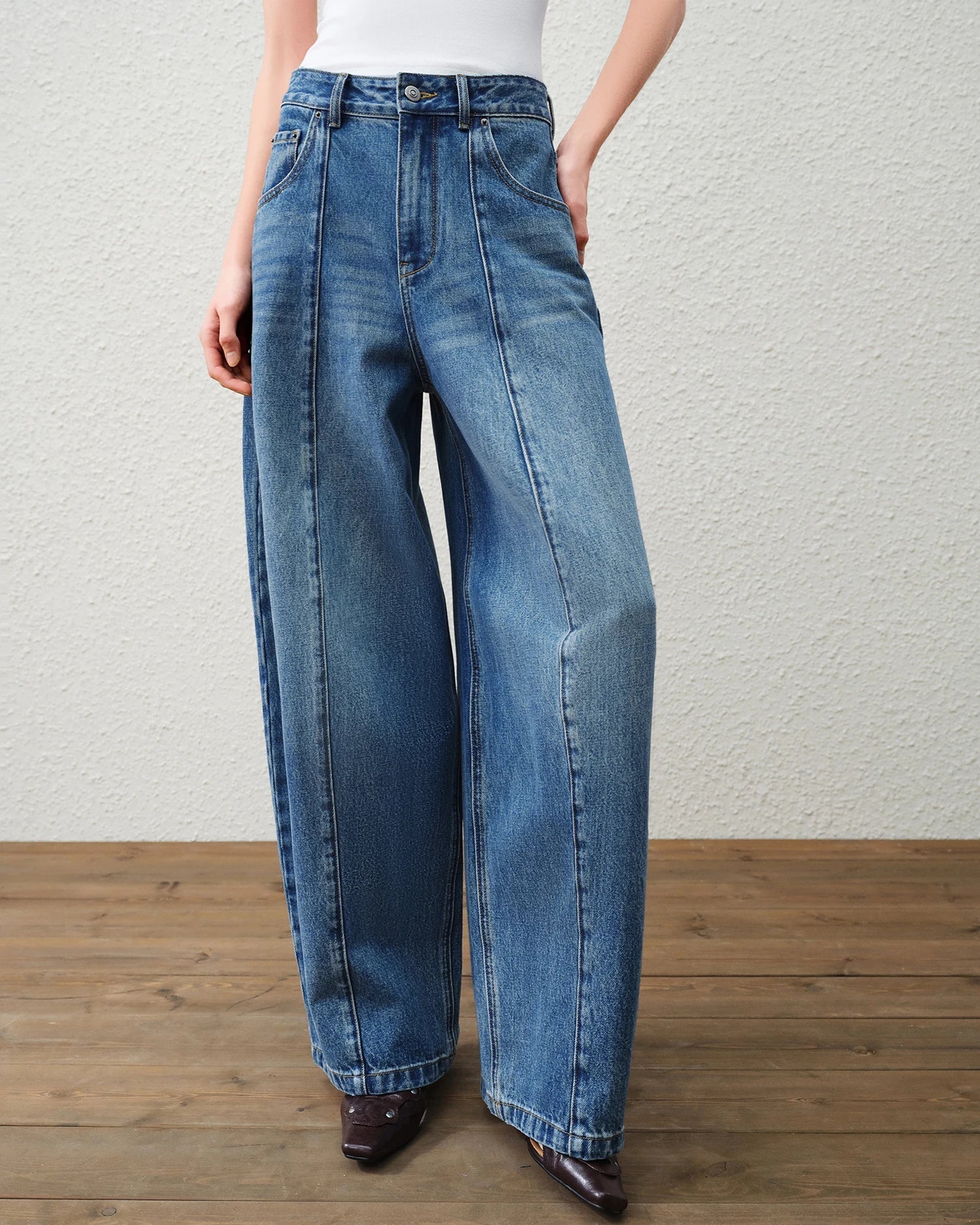 Premium 100% cotton high-waisted straight-leg curved jeans in light wash blue, featuring a flattering arc-shaped cut and button fly, perfect for clean spring summer casual wear.