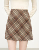 Women's retro plaid high-waist knit mini skirt, featuring soft wool-blend warmth and A-line silhouette for autumn Y2K party style or winter campus wear.