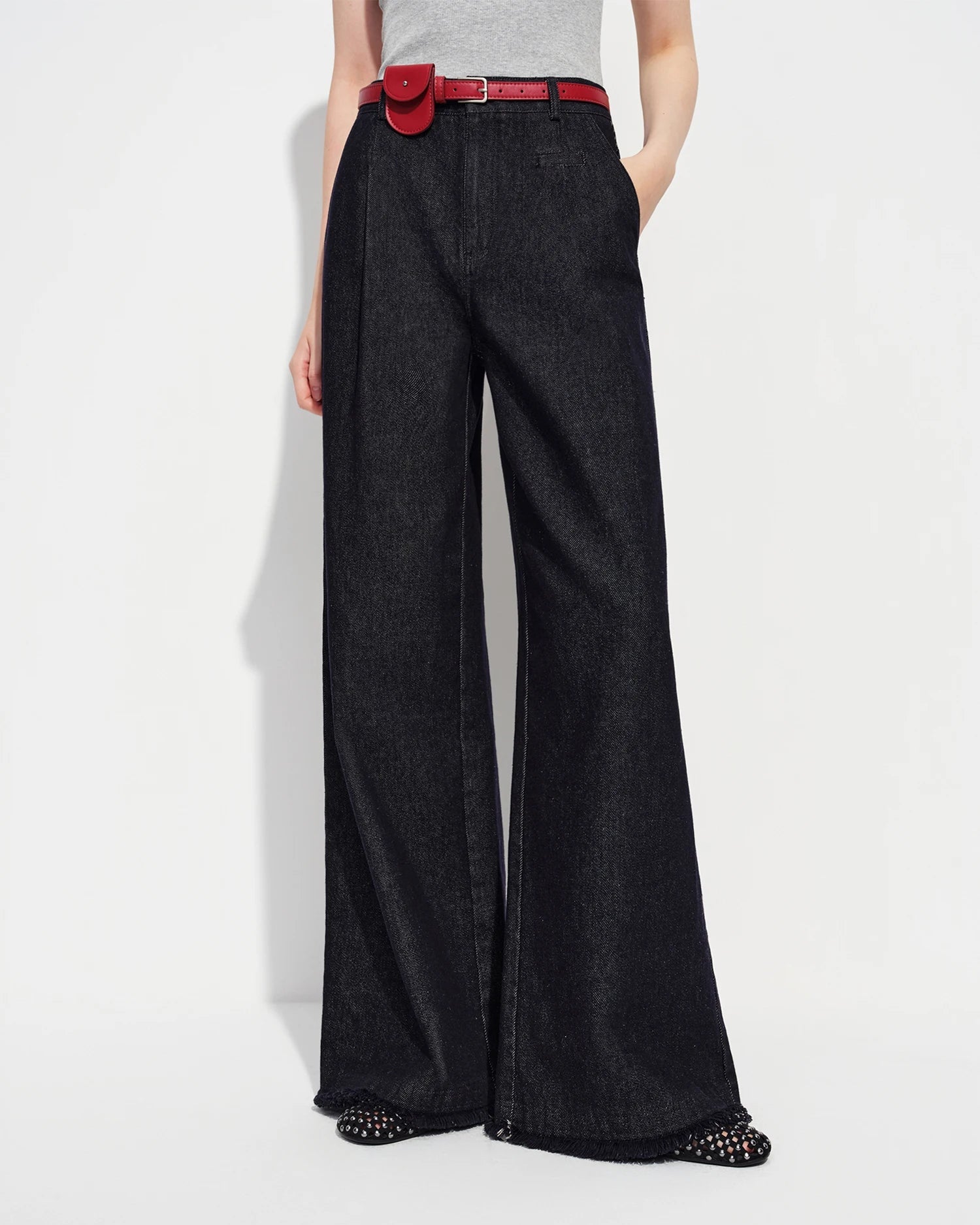 Women's high waist wide leg jeans in dark blue cotton denim, loose fit, floor length, relaxed casual style for spring autumn.
