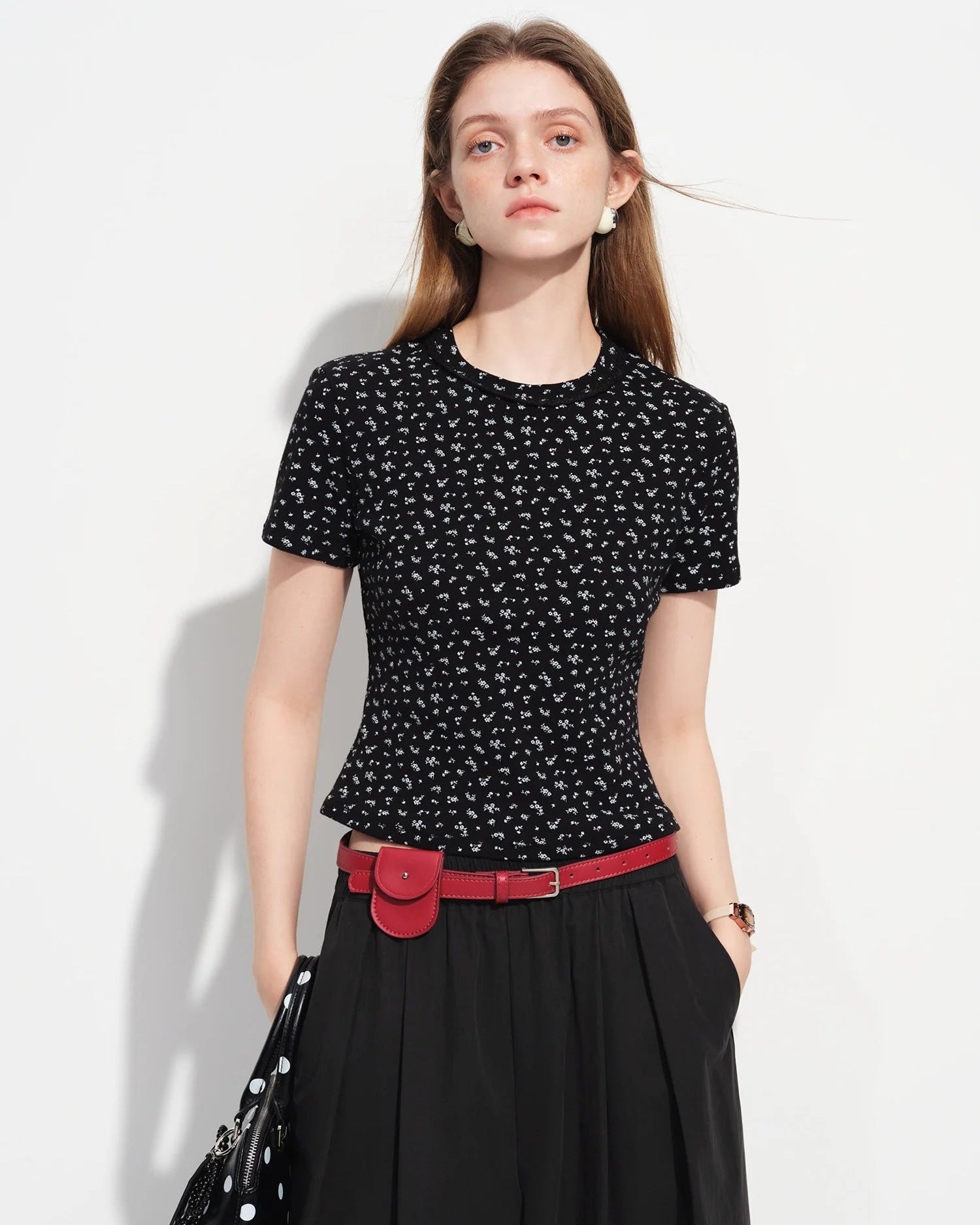  Premium black slim-fit floral short-sleeve t-shirt crafted from breathable pique cotton blend, offering a refined texture and stretchy comfort for a polished casual look.