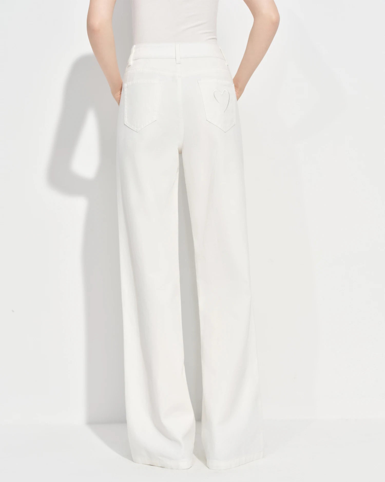 Loose-Fitting High-Waisted Straight-Leg Jeans