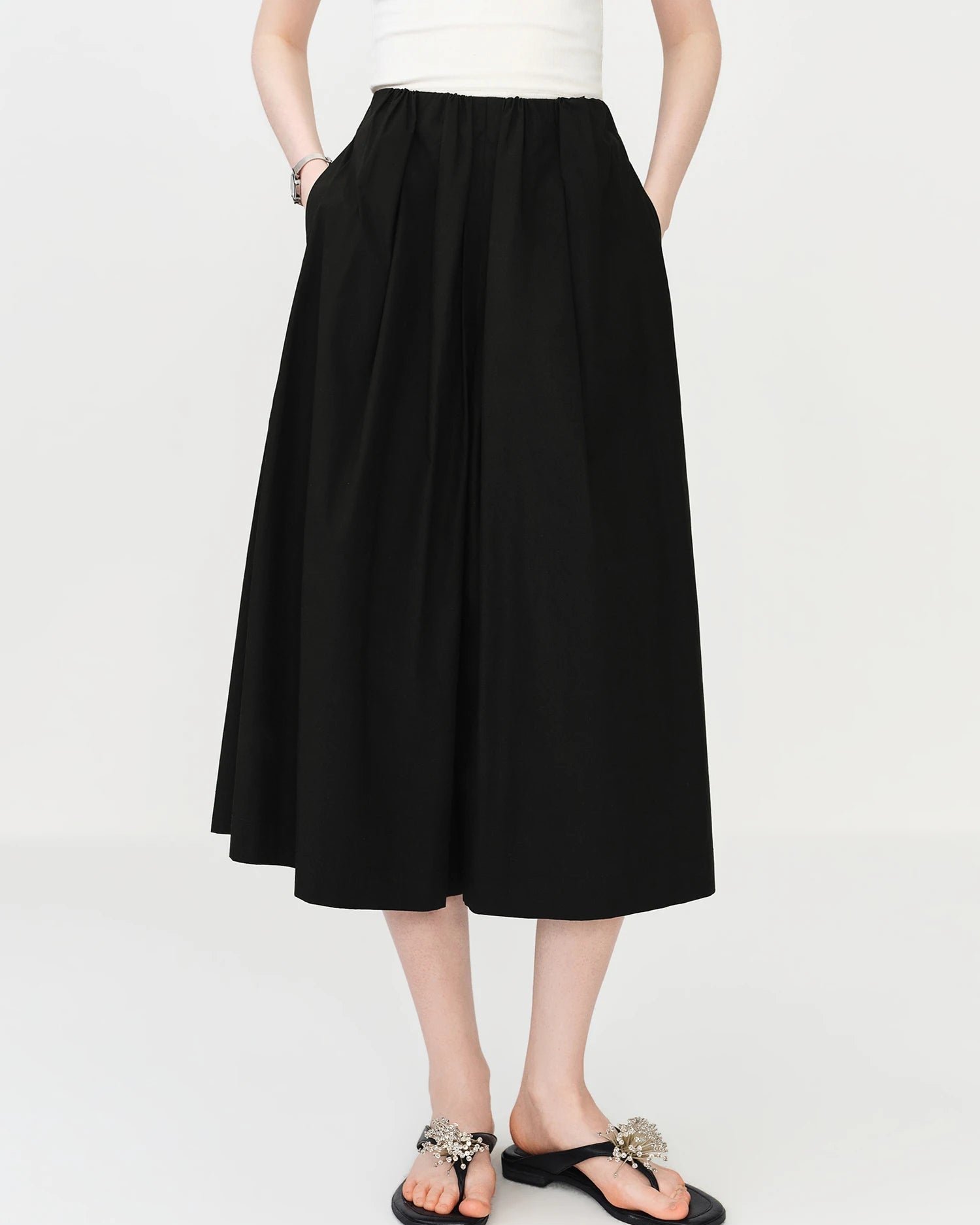 Pure cotton wide-leg casual pants featuring a pleated front and elasticated waistband. This pair of breathable trousers offers a relaxed A-line silhouette with a calf-length cut, perfect for creating a comfortable resort or summer look.