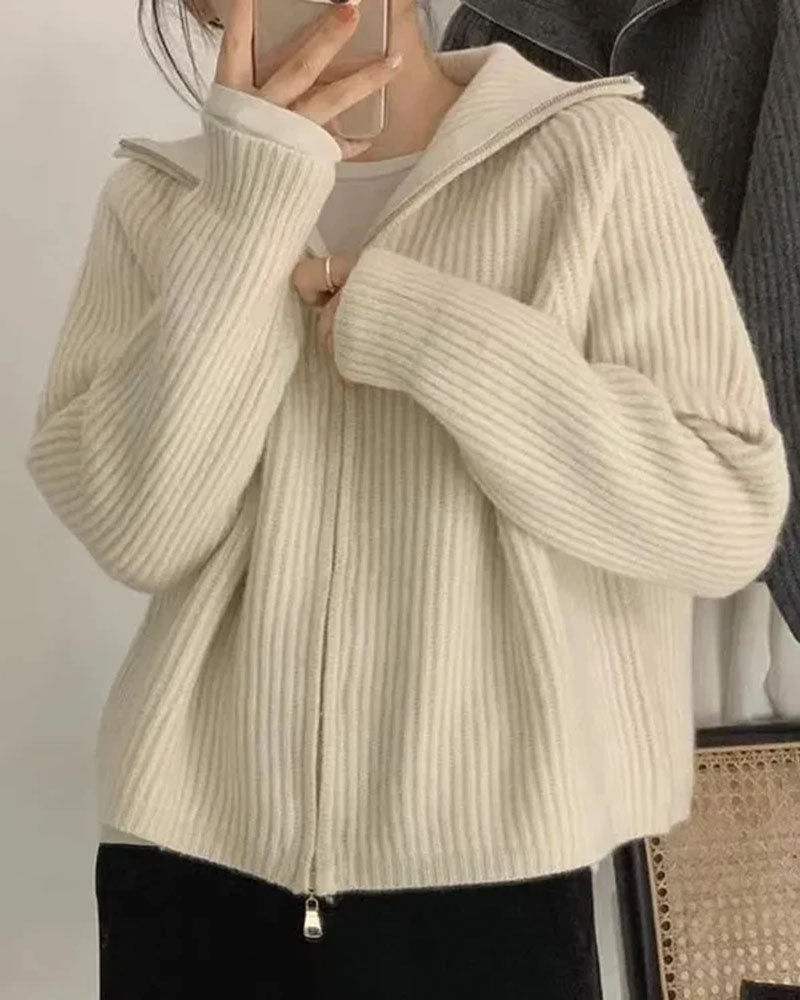 Woman city-strolling in a zipper-lapel 100 % cashmere short coat, 19-micron Mongolian fibers and notch-lapel zip front give refined edge—your luxe yet breathable 45-65 °F fall-to-spring commuter layer.